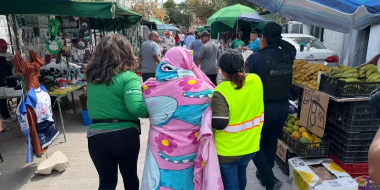 Mujer es apuñalada por su pareja en Cancún; vecinos evitan una tragedia mayor