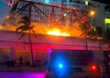 Incendio arrasa palapa en Base Xcaret en plena zona hotelera