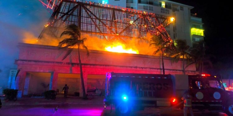 Incendio arrasa palapa en Base Xcaret en plena zona hotelera