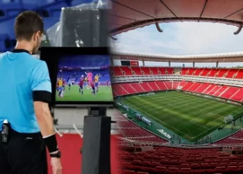 árbitro revisando el VAR con nuevas reglas antes del Mundial 2026