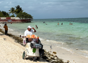 Ambulantes en playas de Cancún: operativo en Semana Santa