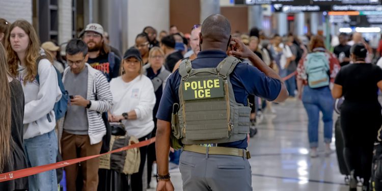 Despliegan agentes de ICE en aeropuertos de EE.UU. ante crisis por falta de personal