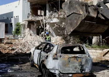 Edificio residencial dañado en Teherán tras ataques durante el día 25 de la guerra entre Estados Unidos, Israel e Irán