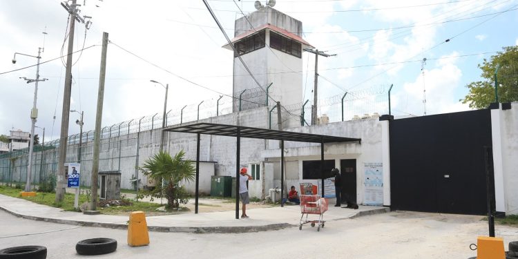 Operativo nocturno en el Cereso de Cancún: trasladan a cerca de 200 reclusos