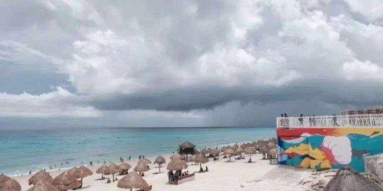 Clima en Cancún y el sureste: alerta por lluvias, vientos y oleaje este 17 de marzo