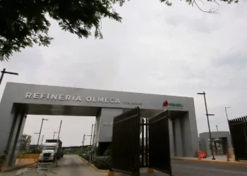 Confirman cinco fallecidos tras incendio en la refinería de Dos Bocas