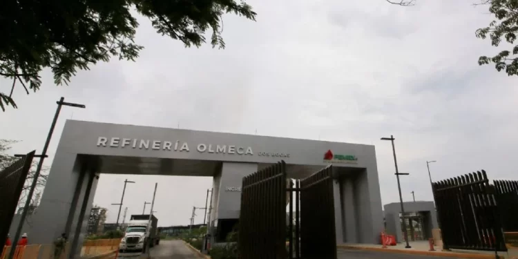 Confirman cinco fallecidos tras incendio en la refinería de Dos Bocas