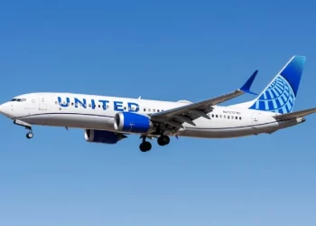 Avión con 180 pasajeros regresa de emergencia en Los Ángeles