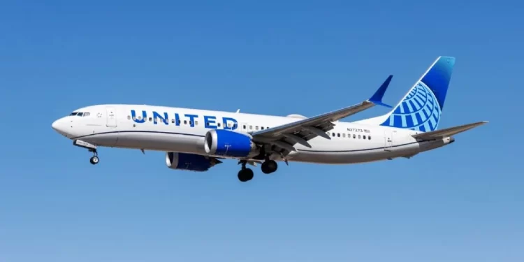 Avión con 180 pasajeros regresa de emergencia en Los Ángeles