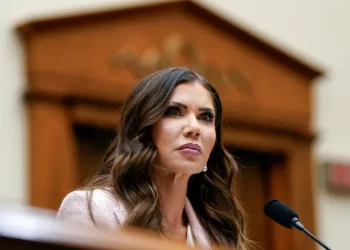 Trump anuncia el despido de Kristi Noem; Markwayne Mullin asumirá Seguridad Nacional