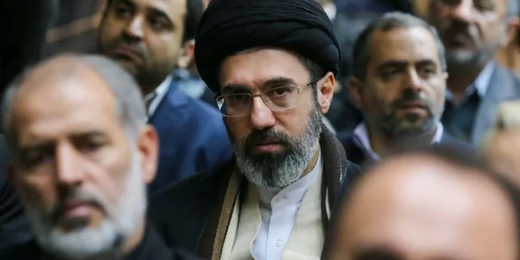 Reportan que el nuevo líder de Irán sufrió lesiones en las piernas en el primer día de enfrentamientos con EU e Israel