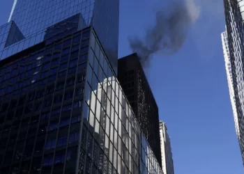 Incendio en rascacielos de Manhattan provoca densa columna de humo previo al desfile de San Patricio