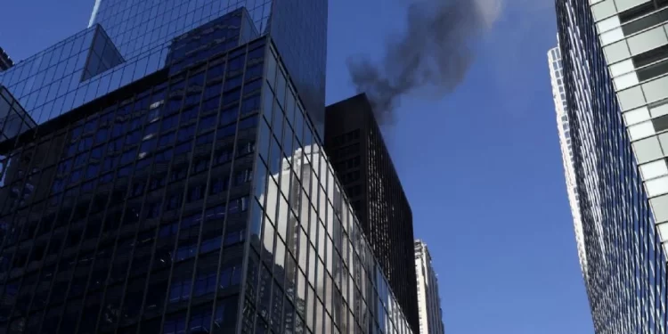Incendio en rascacielos de Manhattan provoca densa columna de humo previo al desfile de San Patricio