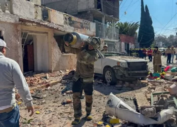 Estalla vivienda por acumulación de gas en Coacalco; reportan ocho heridos