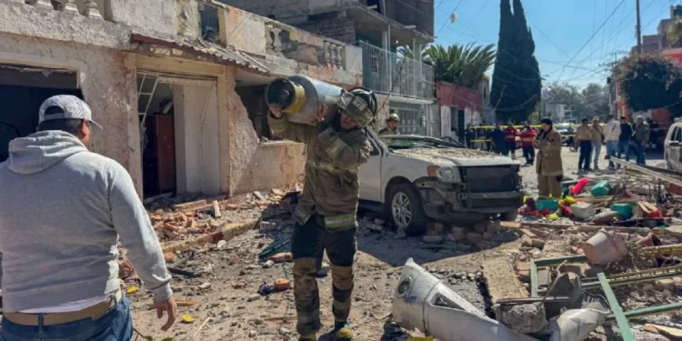 Estalla vivienda por acumulación de gas en Coacalco; reportan ocho heridos