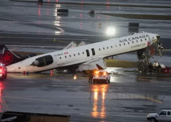 Avión de Air Canada choca con camión de bomberos en en el aeropuerto LaGuardia, Nueva York; dos muertos