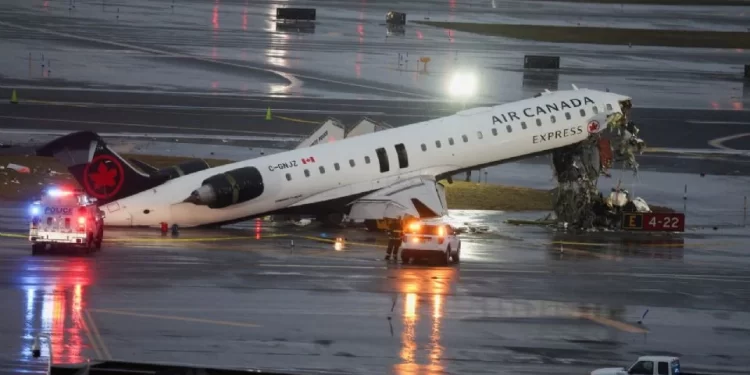 Avión de Air Canada choca con camión de bomberos en en el aeropuerto LaGuardia, Nueva York; dos muertos