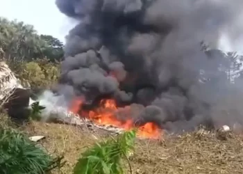 Se desploma avión Hércules de la Fuerza Aérea de Colombia; transportaba a más de 100 soldados
