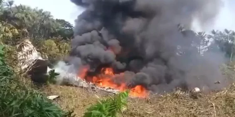 Se desploma avión Hércules de la Fuerza Aérea de Colombia; transportaba a más de 100 soldados