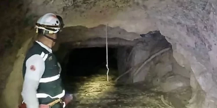 Rescatan con vida a uno de los cuatro mineros atrapados en Sinaloa tras cinco días de labores