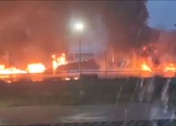 Reportan incendio cerca de la Refinería Olmeca; moviliza a cuerpos de emergencia
