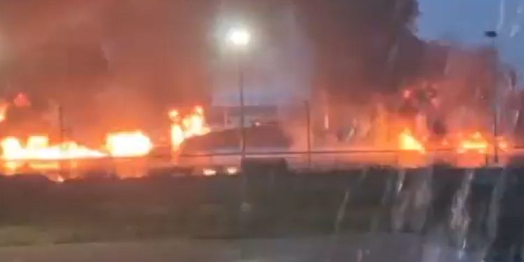 Reportan incendio cerca de la Refinería Olmeca; moviliza a cuerpos de emergencia