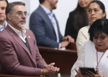 Sergio Mayer vuelve a San Lázaro tras salir de reality; polémica por su oficina