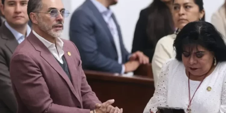Sergio Mayer vuelve a San Lázaro tras salir de reality; polémica por su oficina