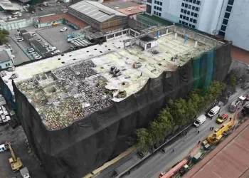 Colapsa estructura en demolición en San Antonio Abad; reportan personas atrapadas