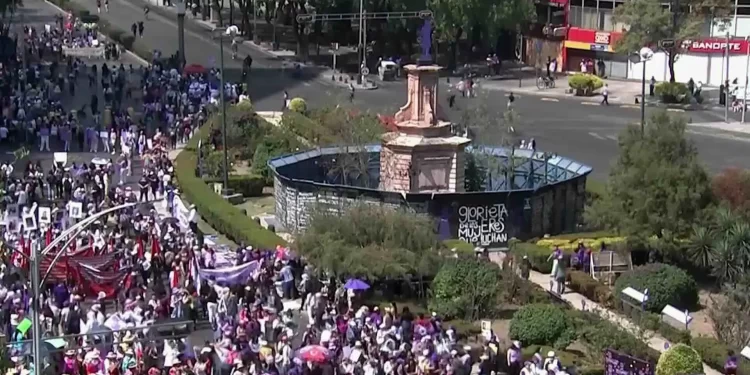 Más de 120 mil mujeres participan en la marcha del 8M en la CDMX durante el Día Internacional de la Mujer