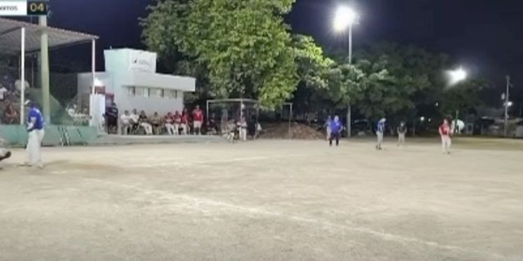 Jugador agrede a ampáyer de la tercera edad en sóftbol de Cancún
