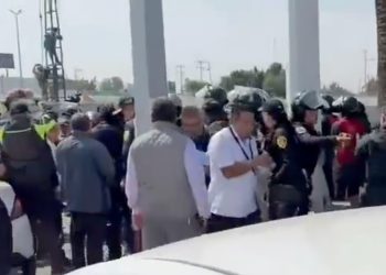 Taxistas bloquean accesos a las terminales 1 y 2 del AICM este 11 de marzo