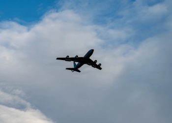 Estados Unidos: avión militar se estrella y portaaviones sufre incendio en plena guerra