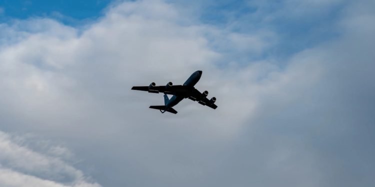 Estados Unidos: avión militar se estrella y portaaviones sufre incendio en plena guerra
