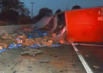 Volcadura de tráiler provoca caos vial en la México-Cuernavaca