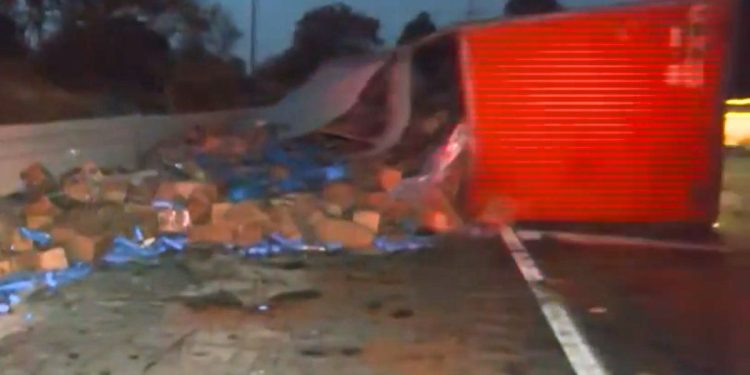 Volcadura de tráiler provoca caos vial en la México-Cuernavaca