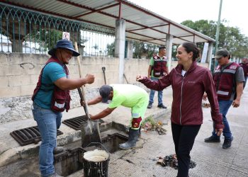 Refuerza Ana Paty Peralta limpieza de rejillas en Cancún