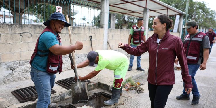 Refuerza Ana Paty Peralta limpieza de rejillas en Cancún