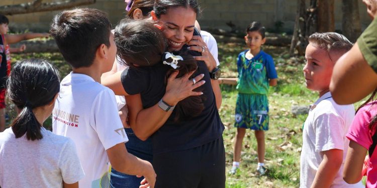 Beneficia Ana Paty Peralta a niñas y niños con curso de primavera