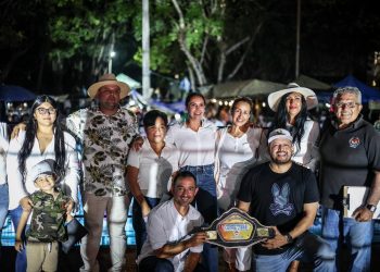Junto a familias cancunenses, Ana Paty Peralta impulsa la lucha libre