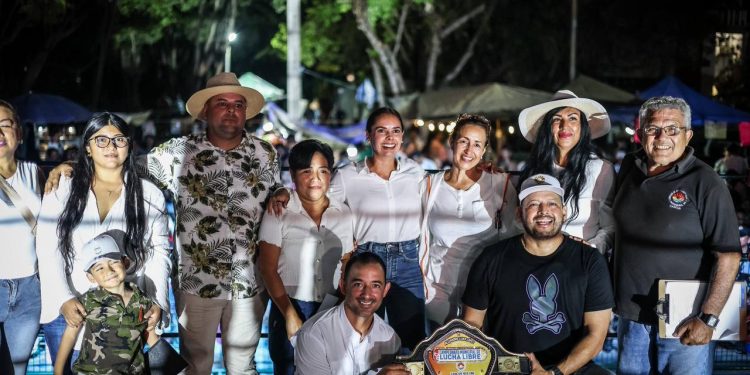 Junto a familias cancunenses, Ana Paty Peralta impulsa la lucha libre