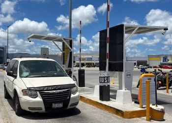Cierran estacionamiento de Cancún Mall por presunto cobro indebido