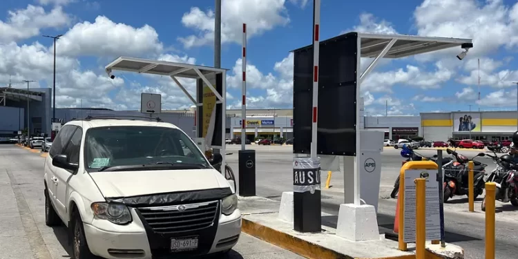 Cierran estacionamiento de Cancún Mall por presunto cobro indebido