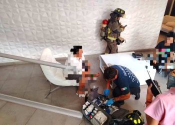 Fuerte incendio en departamento cerca de Plaza Las Américas activa a bomberos