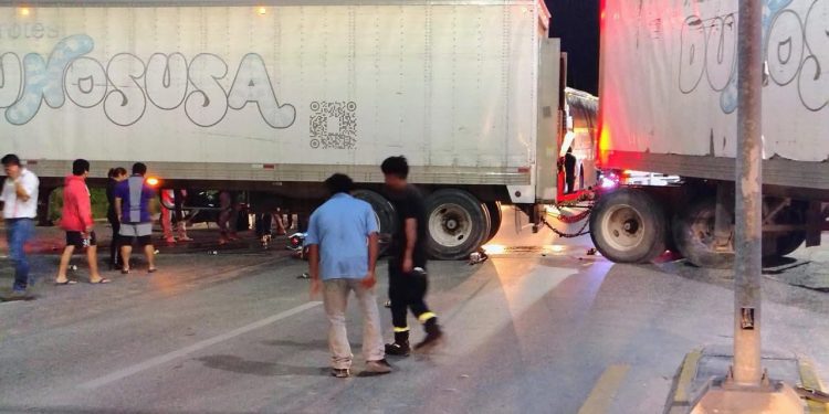 Tragedia en la Av. Portillo de Cancún; fallece motociclista en fuerte choque con tráiler