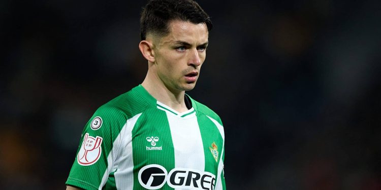 Álvaro Fidalgo titular con Betis enfrentando al Real Madrid