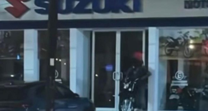 Arrestan a sujeto por intento de robo en agencia Suzuki de Cancún