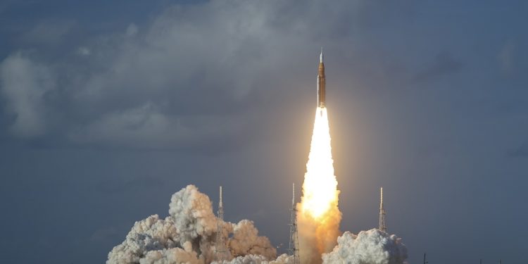 La misión Artemis II entra en órbita terrestre antes de dirigirse hacia la Luna