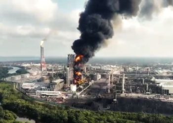 Incendio en Dos Bocas consume almacén en refinería Olmeca de Tabasco