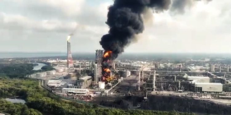 Incendio en Dos Bocas consume almacén en refinería Olmeca de Tabasco